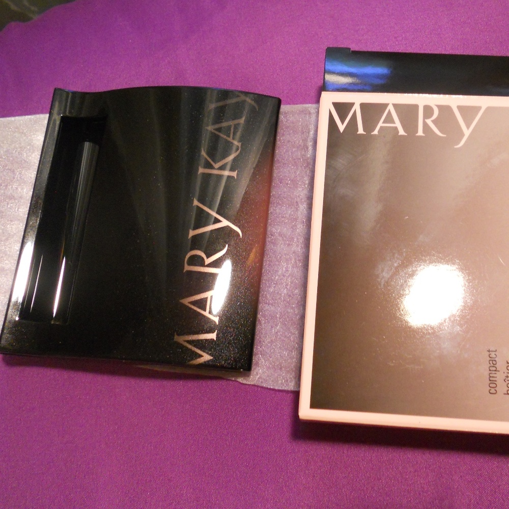 Compact (NEW) Mary Kay